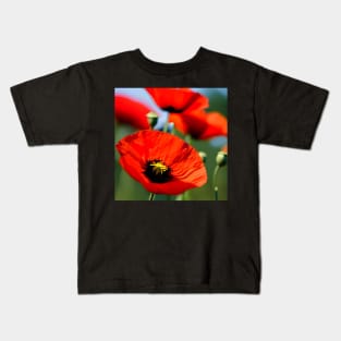 Close Up in a Field of Red Poppies (MD23Mrl009) Kids T-Shirt